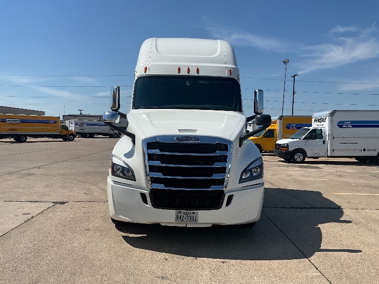 2020 Freightliner Cascadia in Dallas, TX — photo 2