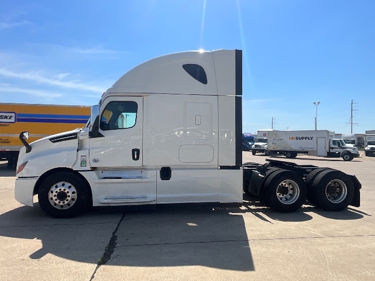 2020 Freightliner Cascadia in Dallas, TX — photo 4