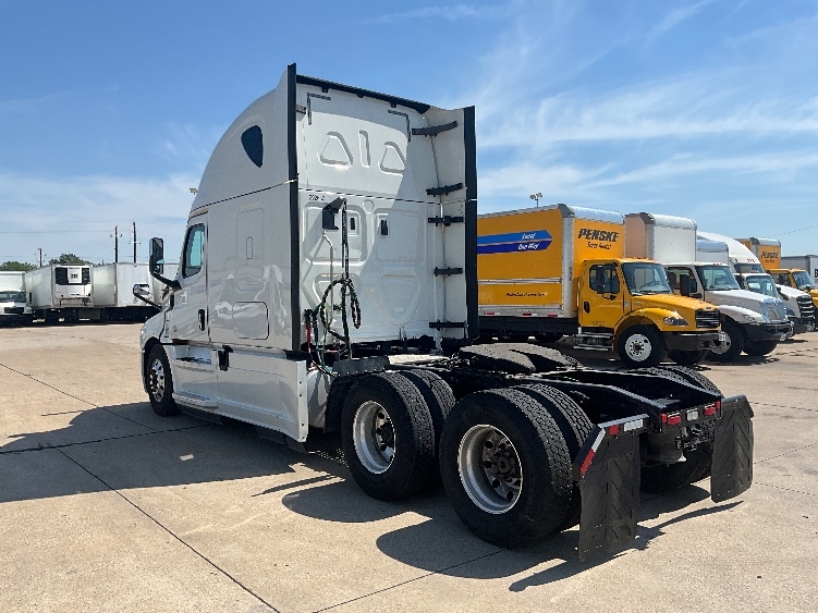 2020 Freightliner Cascadia in Dallas, TX — photo 5