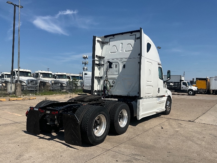2020 Freightliner Cascadia in Dallas, TX — photo 7