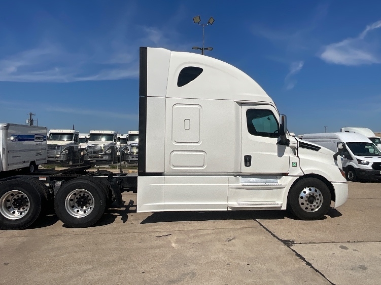 2020 Freightliner Cascadia in Dallas, TX — photo 8