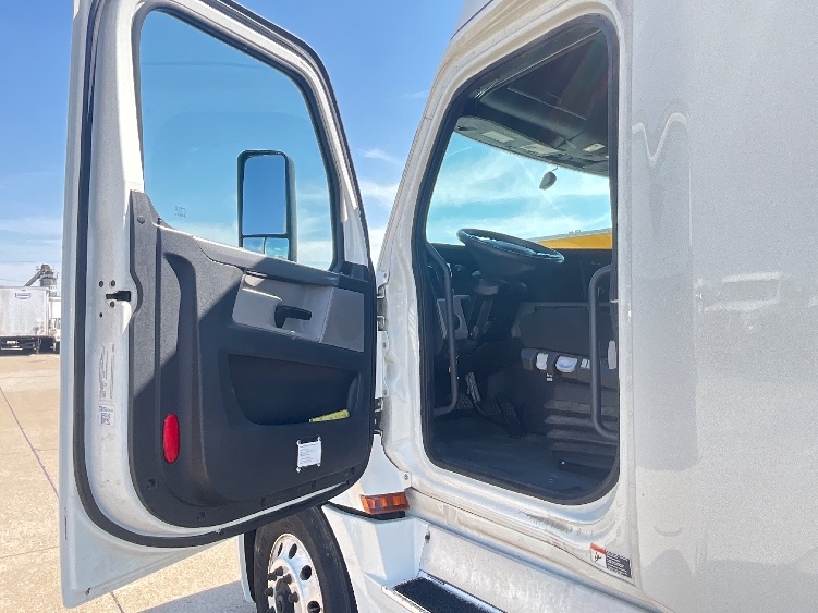 2020 Freightliner Cascadia in Dallas, TX — photo 9