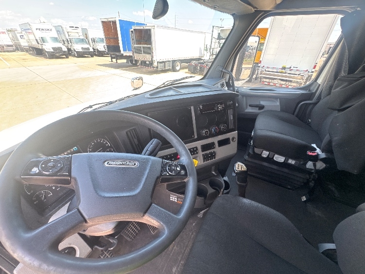 2020 Freightliner Cascadia in Dallas, TX — photo 10