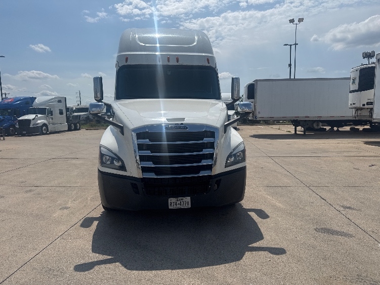 2020 Freightliner Cascadia in Dallas, TX — photo 2