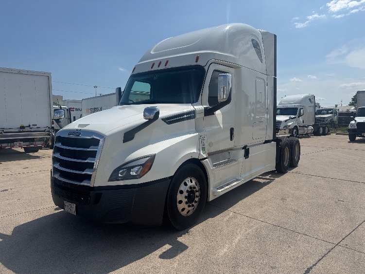 2020 Freightliner Cascadia in Dallas, TX — photo 3