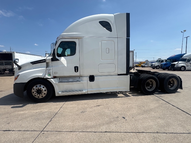 2020 Freightliner Cascadia in Dallas, TX — photo 4