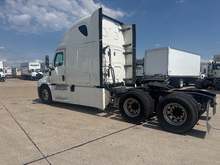 2020 Freightliner Cascadia in Dallas, TX — photo 5