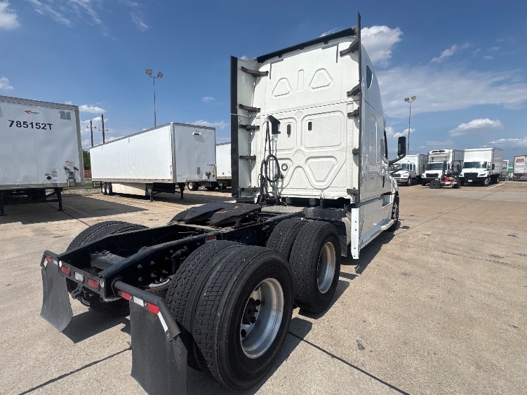 2020 Freightliner Cascadia in Dallas, TX — photo 7