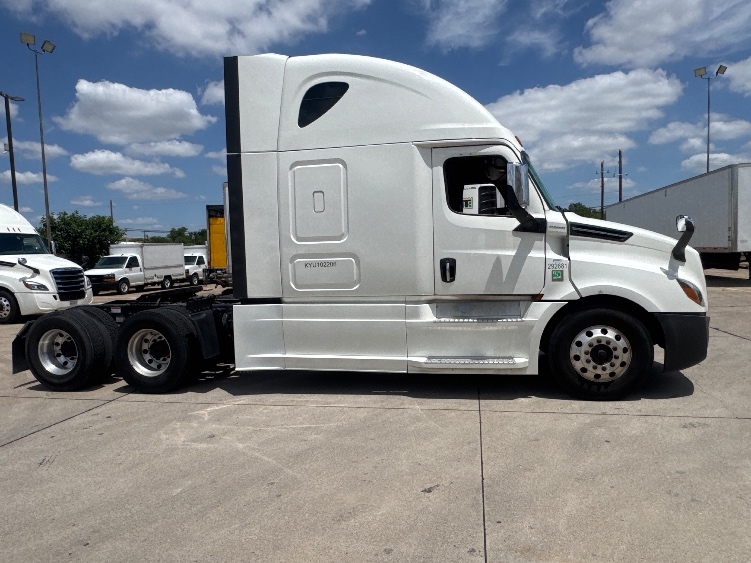 2020 Freightliner Cascadia in Dallas, TX — photo 8
