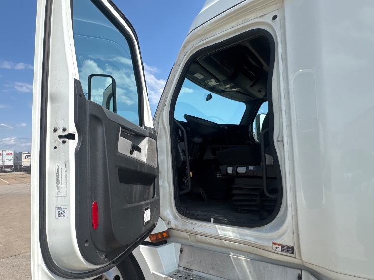 2020 Freightliner Cascadia in Dallas, TX — photo 9