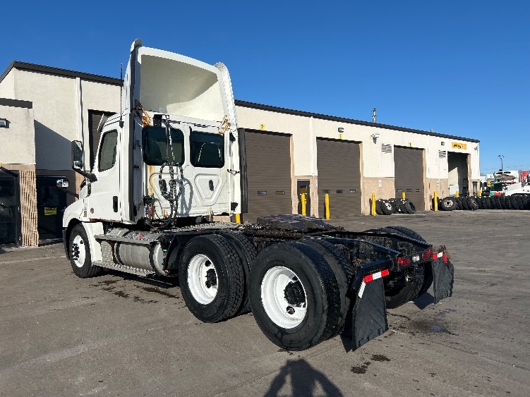 2020 Freightliner Cascadia in Brooklyn Park, MN — photo 5
