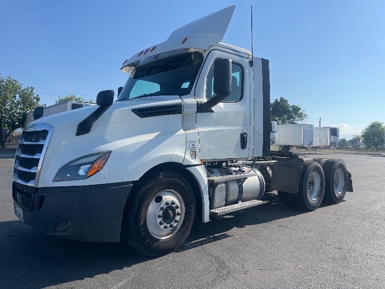 2020 Freightliner Cascadia in Fresno, CA — photo 3