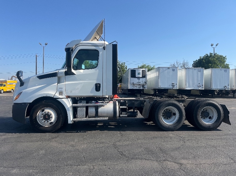 2020 Freightliner Cascadia in Fresno, CA — photo 4