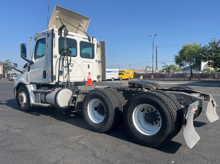 2020 Freightliner Cascadia in Fresno, CA — photo 5