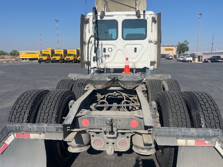 2020 Freightliner Cascadia in Fresno, CA — photo 6