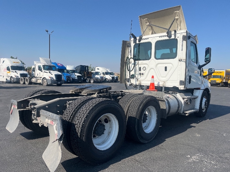 2020 Freightliner Cascadia in Fresno, CA — photo 7