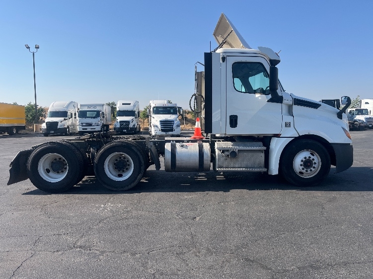 2020 Freightliner Cascadia in Fresno, CA — photo 8