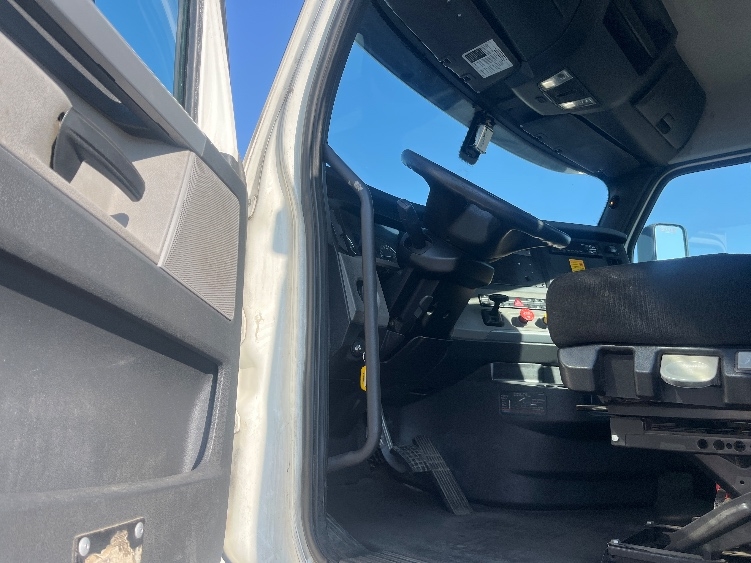 2020 Freightliner Cascadia in Fresno, CA — photo 9