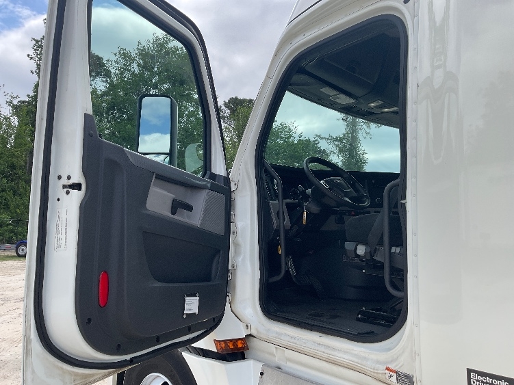 2020 Freightliner Cascadia in Valdosta, GA — photo 9