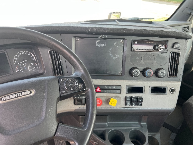 2020 Freightliner Cascadia in Rochester, NY — photo 10