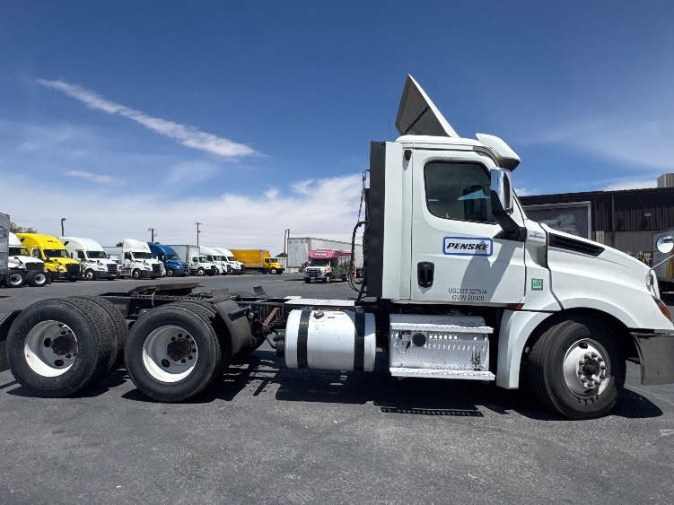 2020 Freightliner Cascadia in El Paso, TX — photo 8