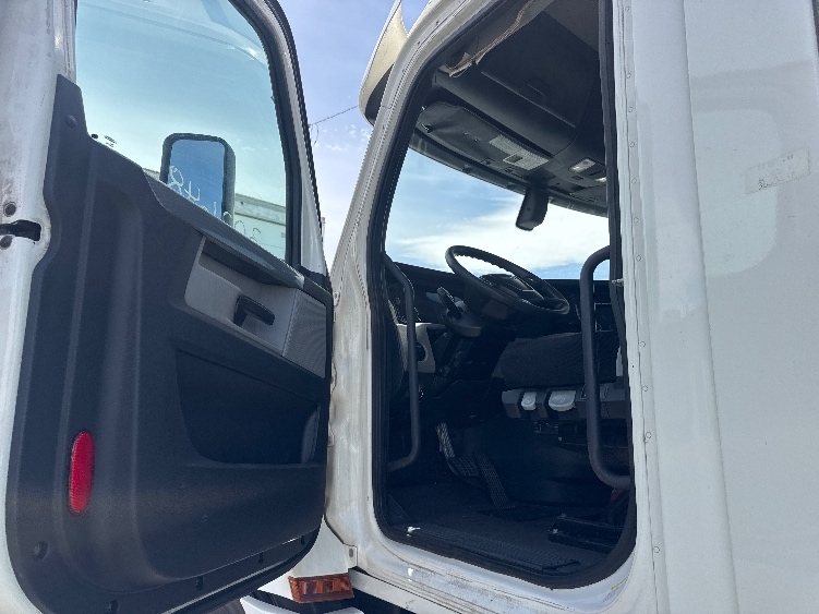 2020 Freightliner Cascadia in El Paso, TX — photo 9