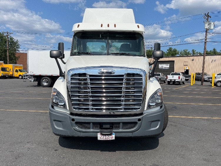 2018 Freightliner Cascadia in Londonderry, NH — photo 2