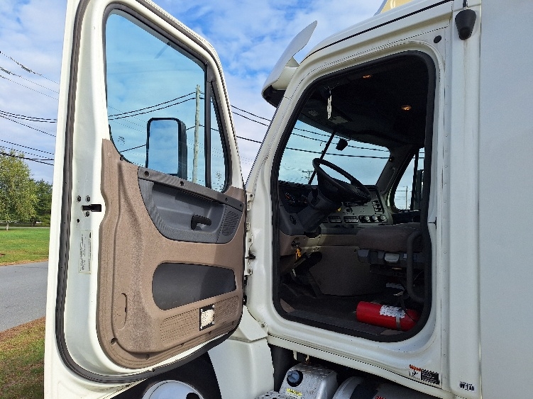2018 Freightliner Cascadia in Hudson, NH — photo 9