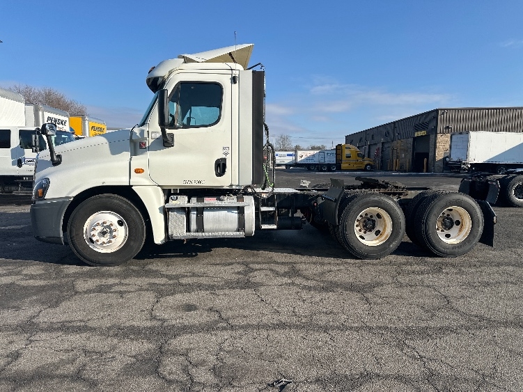 2018 Freightliner Cascadia in Parsippany, NJ — photo 4