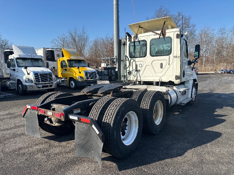 2018 Freightliner Cascadia in Parsippany, NJ — photo 7