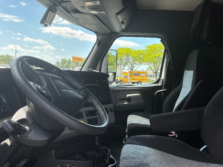 2020 Freightliner Cascadia in Harrisburg, PA — photo 10