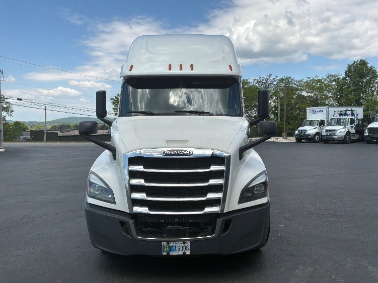2020 Freightliner Cascadia in Harrisburg, PA — photo 2