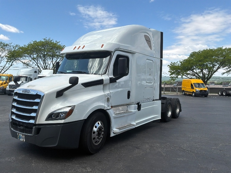 2020 Freightliner Cascadia in Harrisburg, PA — photo 3