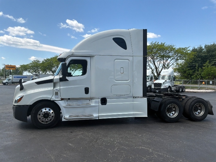 2020 Freightliner Cascadia in Harrisburg, PA — photo 4