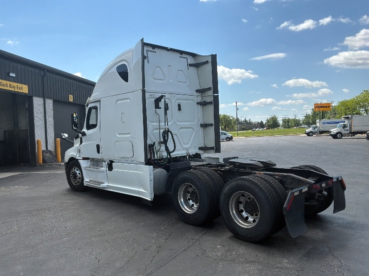 2020 Freightliner Cascadia in Harrisburg, PA — photo 5