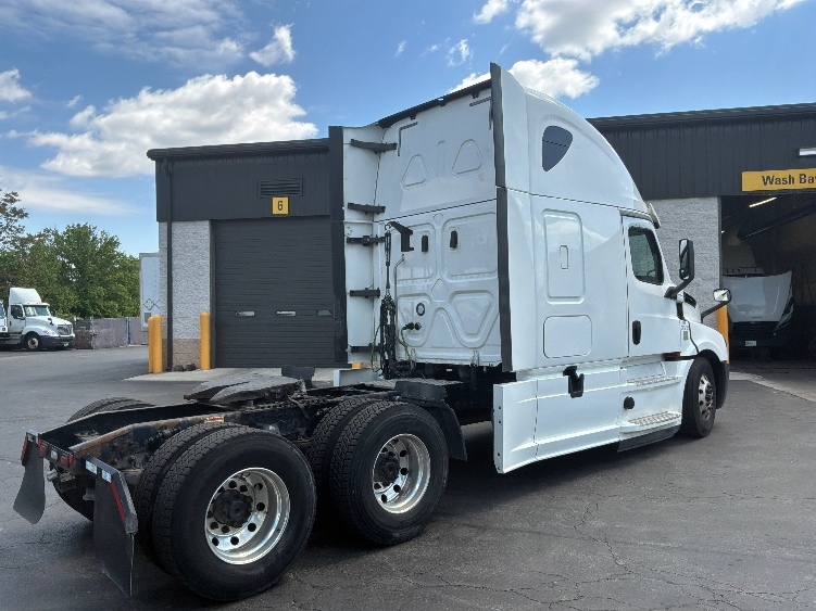 2020 Freightliner Cascadia in Harrisburg, PA — photo 7
