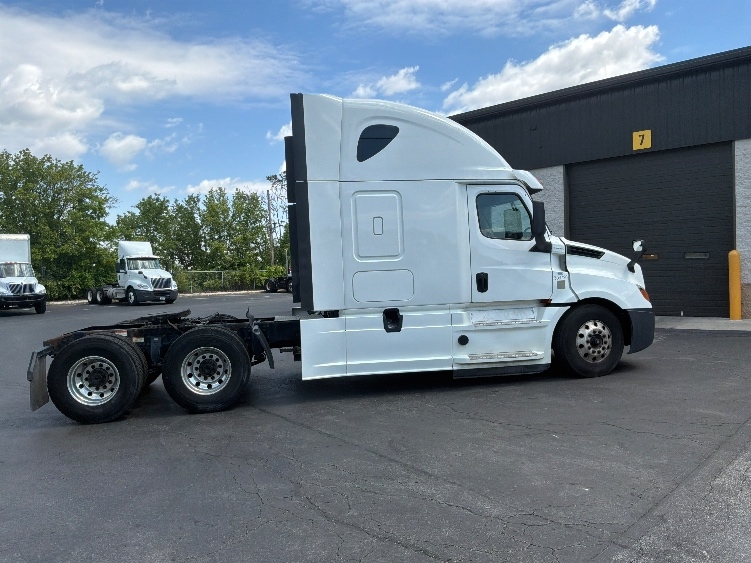 2020 Freightliner Cascadia in Harrisburg, PA — photo 8