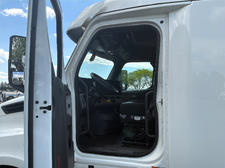 2020 Freightliner Cascadia in Harrisburg, PA — photo 9