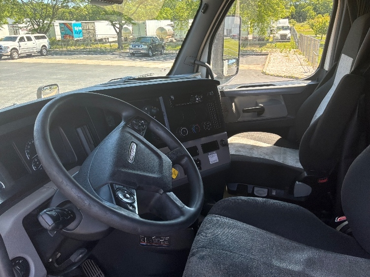 2020 Freightliner Cascadia in York, PA — photo 10