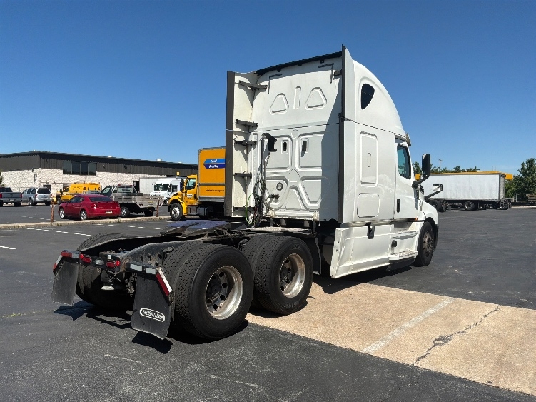 2020 Freightliner Cascadia in York, PA — photo 7