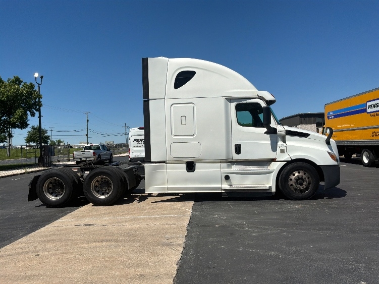 2020 Freightliner Cascadia in York, PA — photo 8