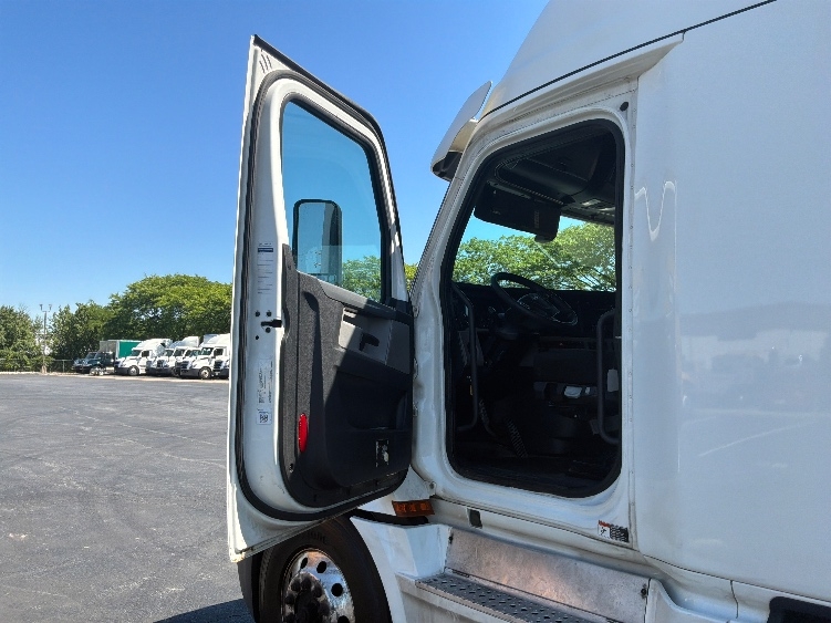 2020 Freightliner Cascadia in York, PA — photo 9