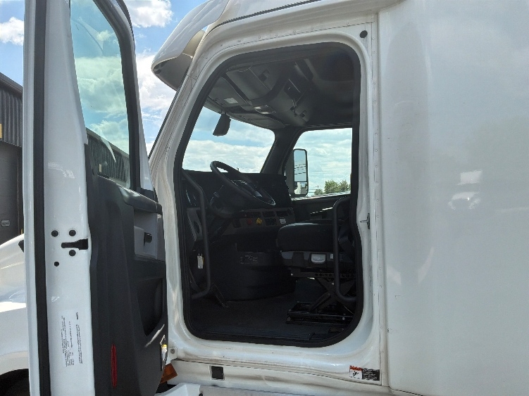 2020 Freightliner Cascadia in Monmouth Junction, NJ — photo 9