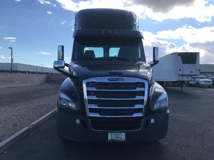 2020 Freightliner Cascadia in Phoenix, AZ — photo 2