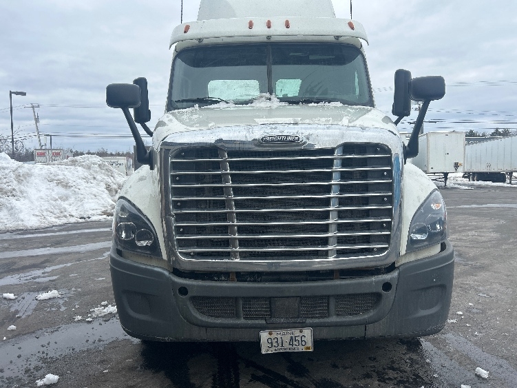 2018 Freightliner Cascadia in Londonderry, NH — photo 2