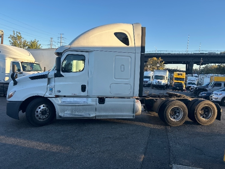 2020 Freightliner Cascadia in Monmouth Junction, NJ — photo 4