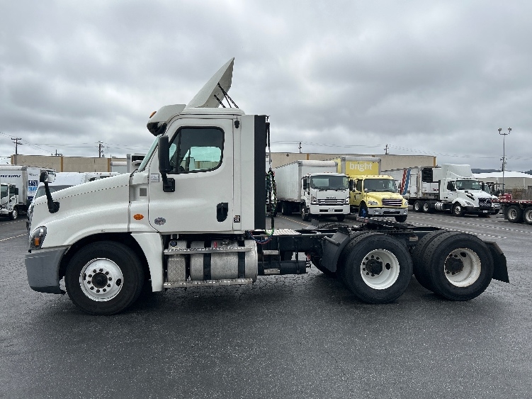 2020 Freightliner Cascadia in West Sacramento, CA — photo 4