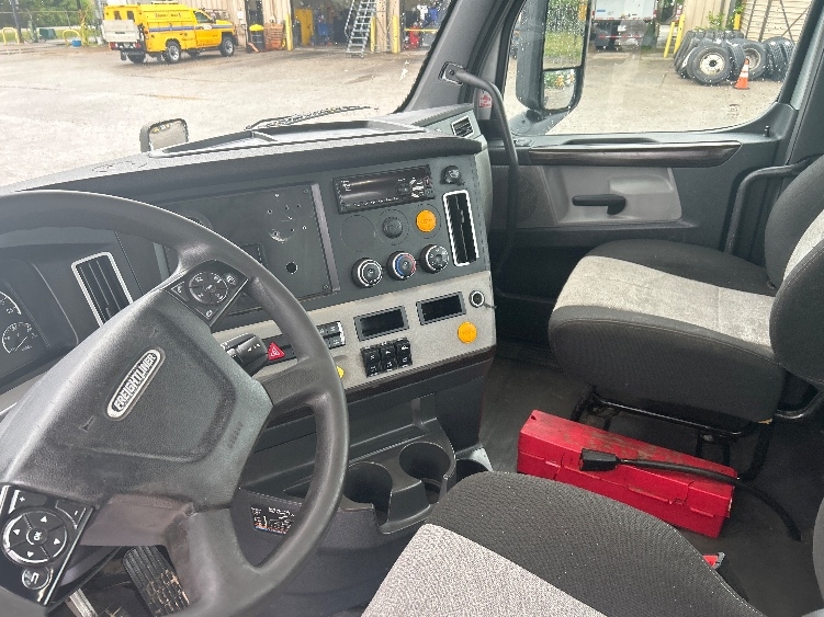 2020 Freightliner Cascadia in Jackson, TN — photo 10