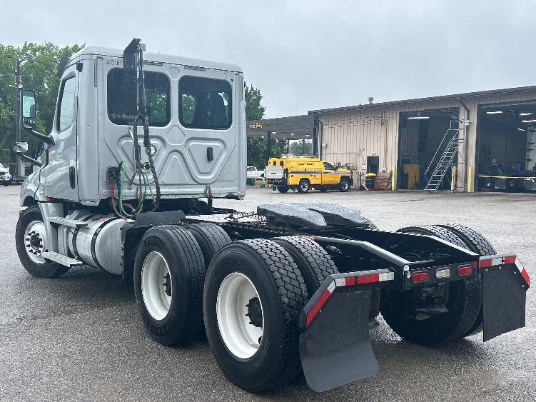 2020 Freightliner Cascadia in Jackson, TN — photo 5