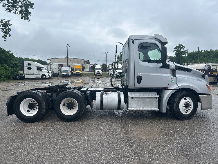 2020 Freightliner Cascadia in Jackson, TN — photo 8